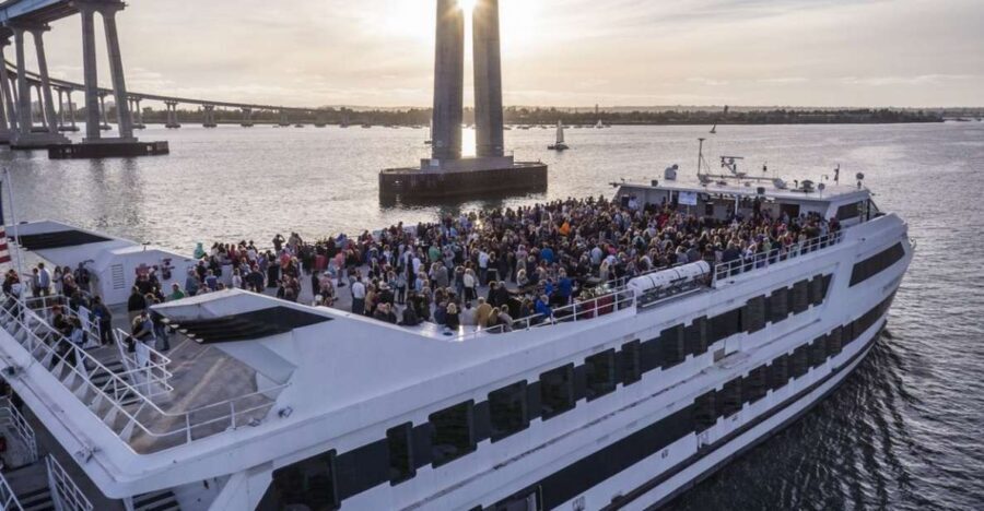 San Diego: Christmas Eve Buffet Brunch or Dinner Cruise - Why Choose This Experience?